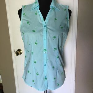 LIGHT BLUE W/ PALM TREES SLEEVELESS BUTTON-UP TOP